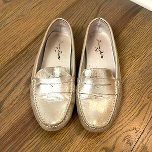 Leather flats moccasins. Size 7.5. Silver